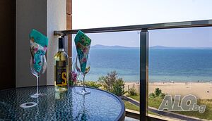 нощувки Абсолютна първа линия - 2 едностайни апартамента с фронтална гледка море