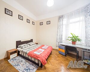 нощувки Тристаен ”Nº8” Ретро апарт с лице към площад Кирил и Методий