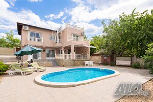 Къщи за гости Villa Perla with Private Pool & Stunning Panoramic Views
