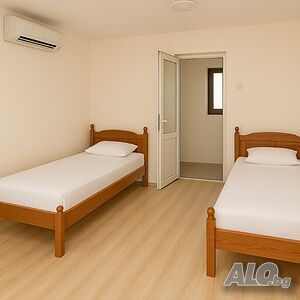 Стая под наем Дава се под наем: Обзаведено помещение с 8 стаи - общ капацитет до 25 души -